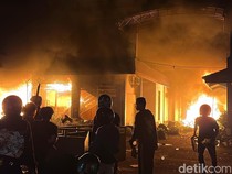 Amuk Perusuh Jarah dan Bakar Dua Gedung DPRD di Kediri