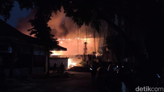 Gedung DPRD Kota Solo dibakar massa, Sabtu (30/8/2025) dini hari.