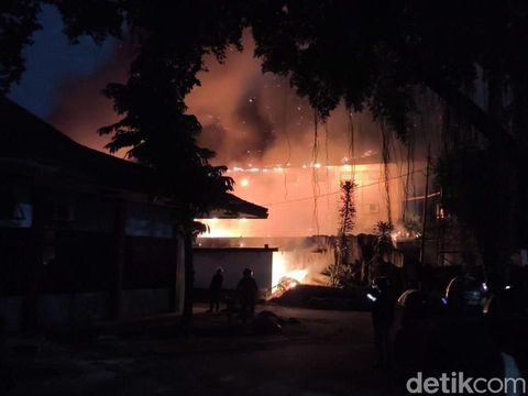 Gedung DPRD Kota Solo dibakar massa, Sabtu (30/8/2025) dini hari.