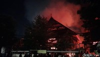 Api awalnya membakar bagian depan gedung DPRD Sulsel. Api semakin membesar hingga merembet ke sisi lain gedung hingga bagian atap.