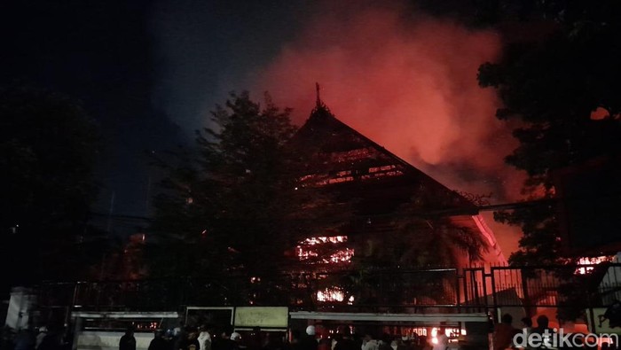 Gedung DPRD Sulsel dibakar massa di Makassar. Gedung DPRD Sulsel dibakar massa di Makassar.