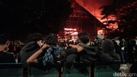 Massa masih bertahan di depan gedung DPRD Sulsel. Massa terdengar menyanyikan lagu nasional saat api membakar gedung legislatif.