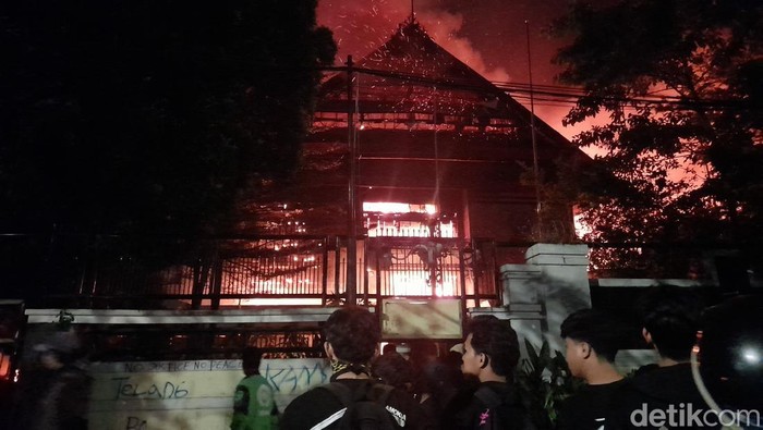 Gedung DPRD Sulsel dibakar massa di Makassar.