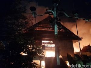 1 Mobil-1 Motor Hangus Saat Massa Bakar Gedung DPRD Sulsel di Makassar