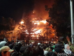 Ilham Pembakar Gedung DPRD Makassar Dituntut 1 Tahun Penjara