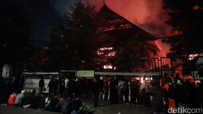 Gedung DPRD Sulsel dibakar massa di Makassar.