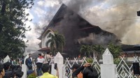 Gedung utama dan gedung sekretariat DPRD NTB berkobar dibakar pendemo (Foto: Ahmad Viqi Wahyu)