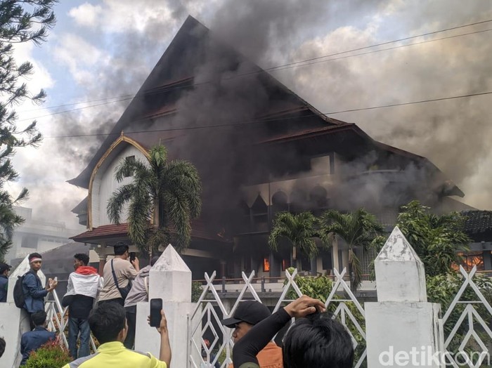Gedung utama dan gedung sekretariat DPRD NTB berkobar dibakar pendemo