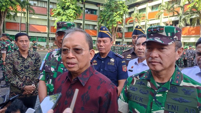 Gubernur Bali, Wayan Koster, saat ditemui awak media seusai apel gelar pasukan Satgas Imigrasi Bali di Makodam IX/Udayana, Sabtu (30/8/2025). (Ahmad Firizqi Irwan/detikBali)