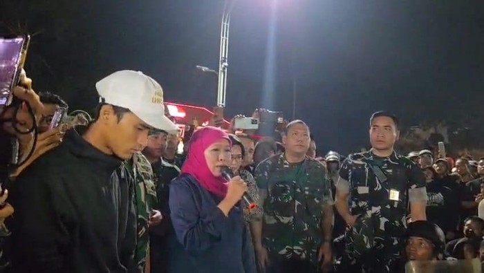 Gubernur Jatim Khofifah Indar Parawansa menemui massa di depan Grahadi dan