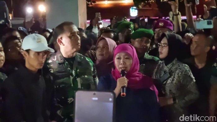 Gubernur Jatim Khofifah saat menemui massa di depan Gedung Negara Grahadi.