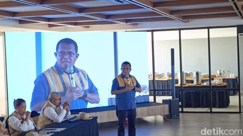 Gubernur NTT, Melki Laka Lena saat menghadiri pelantikan Ketua Umum Untas di Kupang, Sabtu (30/8/2025).