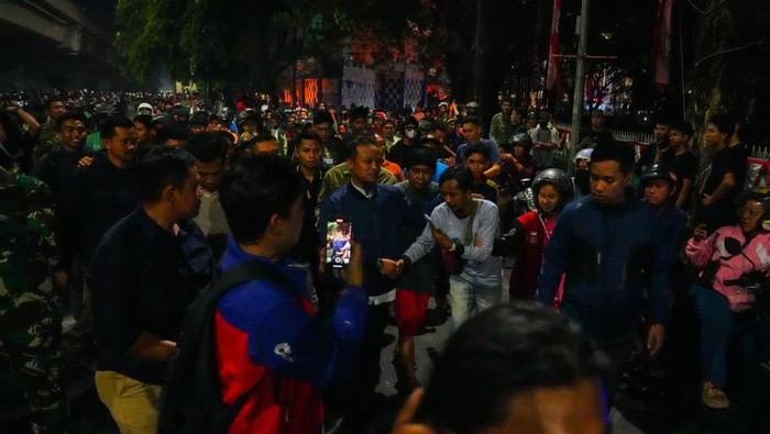 Gubernur Sulsel Andi Sudirman Sulaiman turun menemui massa demo di Makassar.
