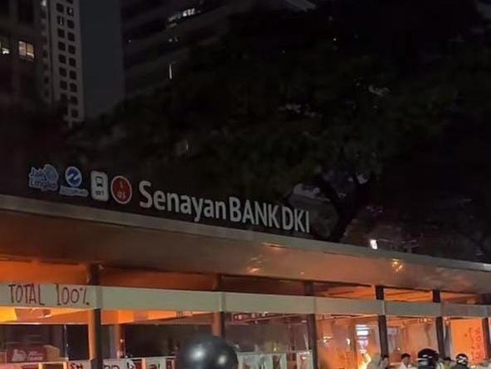 Halte Senayan Bank DKI dibakar