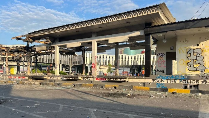 Halte TransJakarta dibakar massa.