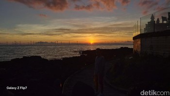 Mengabadikan momen matahari terbenam di Aewol Street, Pulau Jeju Foto: Rizqy Nur Amalia/detikINET