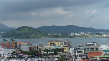 Di bawah sinar matahari terik, kamera utama Galaxy Z Flip 7 tetap tajam dengan detail yang hidup, dan warnanya yang natural. Tidak ada noise sama sekali, jadi hasil fotonya pun bersih dan jernih. Foto: Rizqy Nur Amalia/detikINET