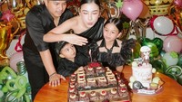 Chelsea baru saja merayakan ulang tahun yang ke-33 pada Juli lalu. Ulang tahunnya dirayakan dengan acara makan malam intimate. Foto: Instagram @chelseaoliviaa