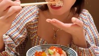 Menikah sejak 2015, Chelsea dan Glenn tetap kompak. Saat liburan ke Jepang, mereka puas mukbang berbagai makanan. Foto: Instagram @chelseaoliviaa