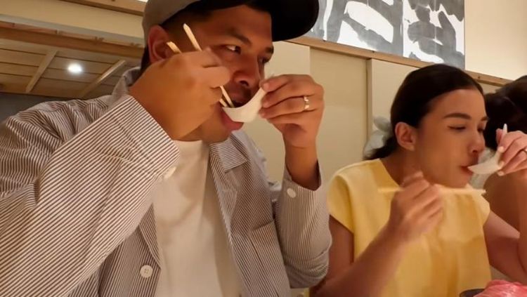 Chelsea Olivia dan Glenn Alinskie Puas Mukbang di Jepang