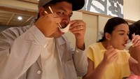 Chelsea mengaku ia dan Glenn hampir setiap hari makan omakase selama di Jepang. Menunya beragam seperti sushi hingga sashimi. Foto: Instagram @chelseaoliviaa