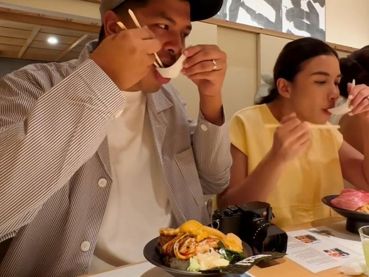 Chelsea Olivia dan Glenn Alinskie Puas Mukbang di Jepang