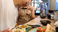 Tetap romantis, begini momen manis Chelsea menyuapi Glenn makanan saat mereka makan di restoran omakase di Jepang. Foto: Instagram @chelseaoliviaa