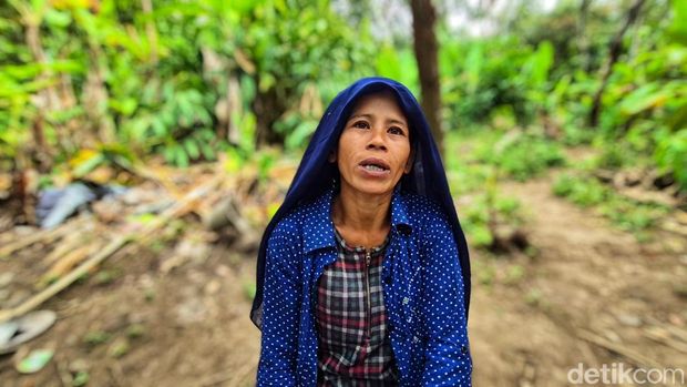Iis, tinggal di gubuk reyot di Palabuhanratu, Sukabumi.