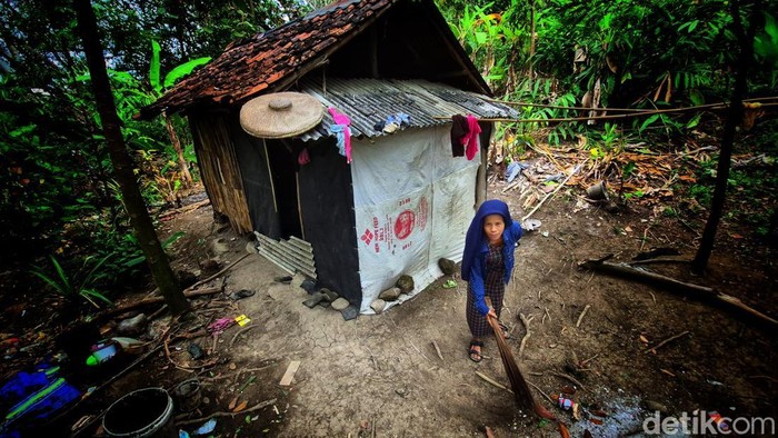 Iis, tinggal di gubuk reyot di Palabuhanratu, Sukabumi.