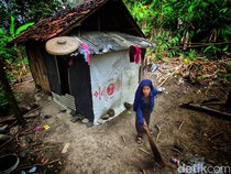 Kisah Iis, Buruh Penyadap Karet Hidup di Gubuk Gelap Demi 2 Anak