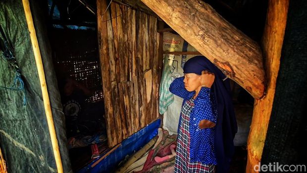 Iis, tinggal di gubuk reyot di Palabuhanratu, Sukabumi.