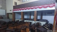 Bukan hanya berorasi, massa langsung merangsek masuk ke dalam gedung DPRD dan melakukan perusakan. Bagian luar hingga ruang dalam gedung perwakilan rakyat itu rusak parah akibat lemparan batu dan hantaman bambu yang dibawa massa. Sejumlah kaca pecah berserakan, sementara interior gedung pun tak luput dari kerusakan.