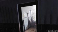 Situasi yang berlangsung cukup lama itu baru mulai mereda setelah petugas TNI tiba di lokasi untuk menenangkan massa. Bersama dengan tim Damkar, aparat TNI berupaya memadamkan titik-titik api yang membakar pos dan fasilitas lain di sekitar gedung.