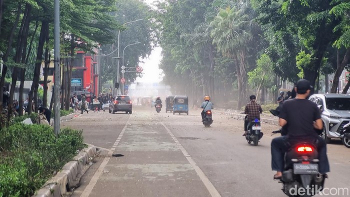 Jalan di sekitar Mako Brimob Kwitang sudah kembali dibuka Sabtu (30/8) siang. Lalu lintas normal.