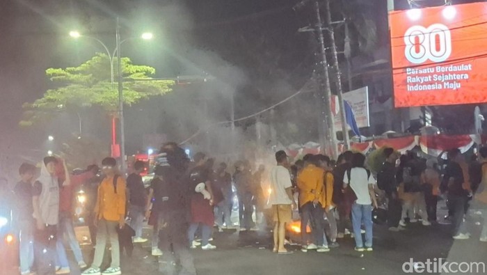 Jalan di Simpang IV BI Telanaipura Kota Jambi yang lumpuh akibat dipenuhi massa aksi