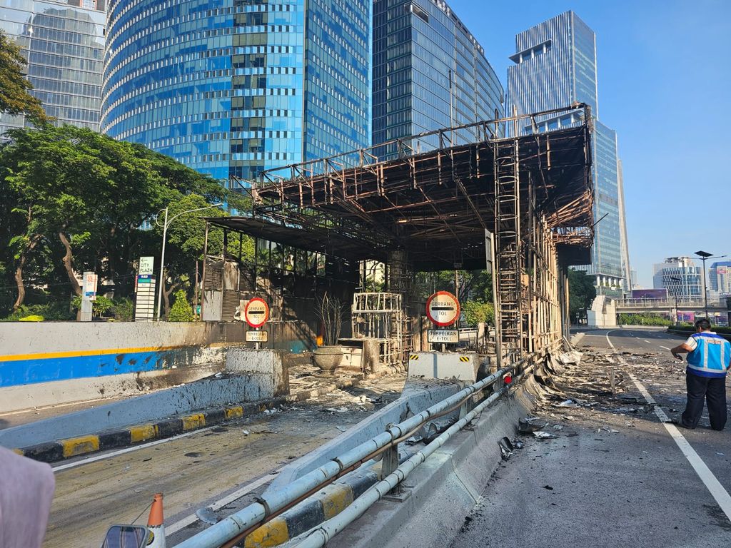 Jalan Tol Cawang-Tomang-Pluit Belum Normal Imbas Massa Unjuk Rasa Dengan Membakar Tujuh Gerbang Tol. Dok Jasamarga