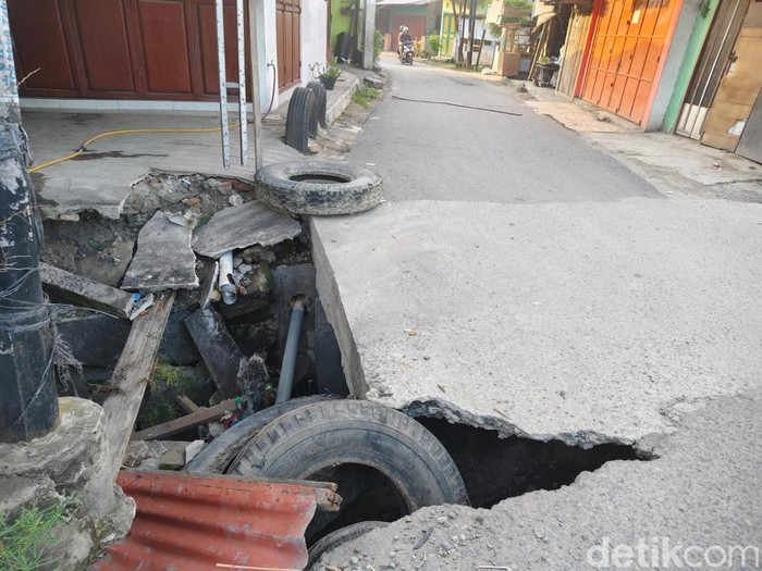Kondisi jembatan parit di Jalan Tuar, Medan Amplas yang rusak