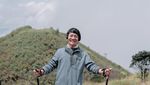 Foto Kak Seto Mendaki Gunung Prau di Usia 74 Tahun