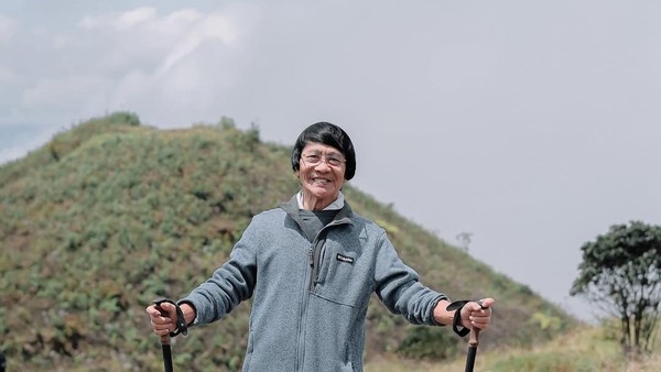 Foto Kak Seto Mendaki Gunung Prau di Usia 74 Tahun