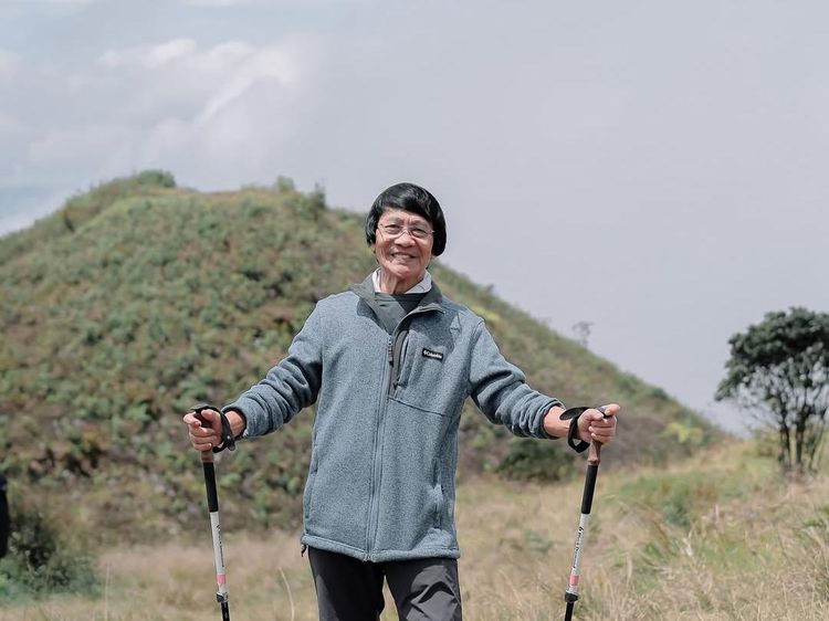 Foto Kak Seto Mendaki Gunung Prau di Usia 74 Tahun