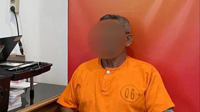 S (73), kakek cabul di Tulungagung saat diperiksa di kantor polisi