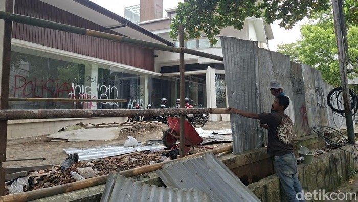 Kantor Hana Bank di Bandung yang masih dalam tahap renovasi jadi sasaran vandalisme massa aksi