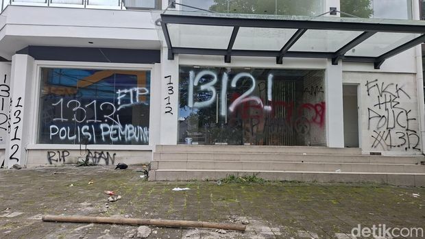 Kantor Hana Bank di Bandung yang masih dalam tahap renovasi jadi sasaran vandalisme massa aksi