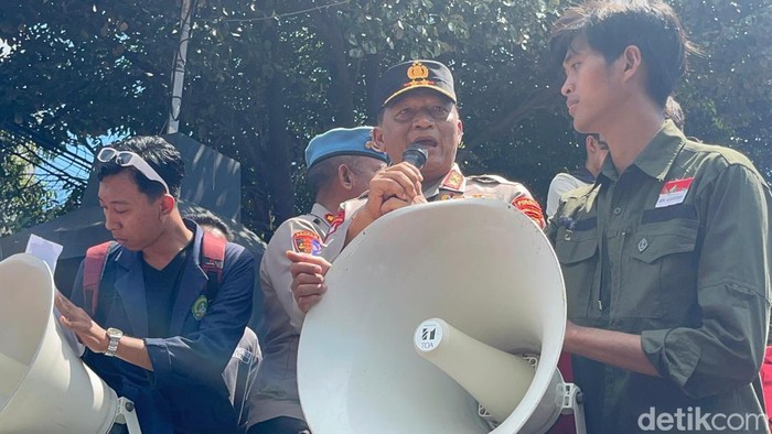Kapolda Jatim Nanang Avianto menemui pendemo di Polda Jatim