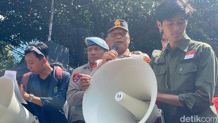 Kapolda Jatim Nanang Avianto menemui pendemo di Polda Jatim