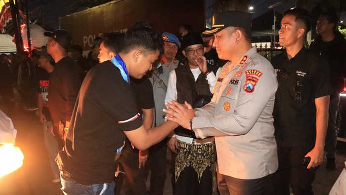 Kapolres Malang AKBP Danang Setiyo P.S. turun langsung menemui ratusan mahasiswa