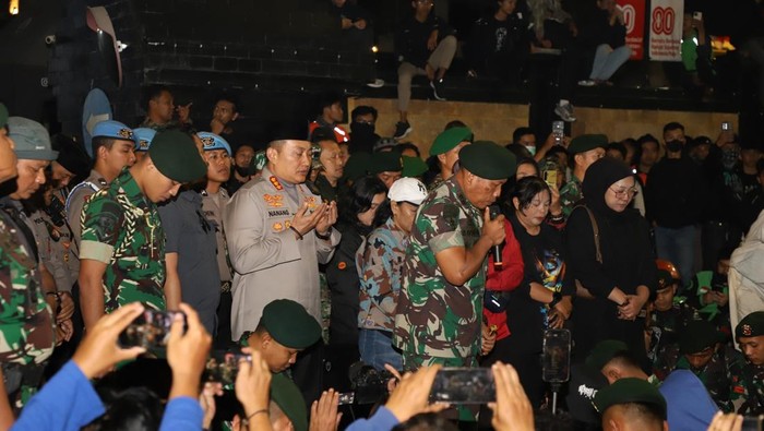 Kapolresta Malang Kota Kombes Nanang Haryono bersama driver ojol menggelar doa bersama dan permintaan maaf