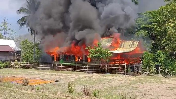 Kebakaran rumah panggung di Barru.