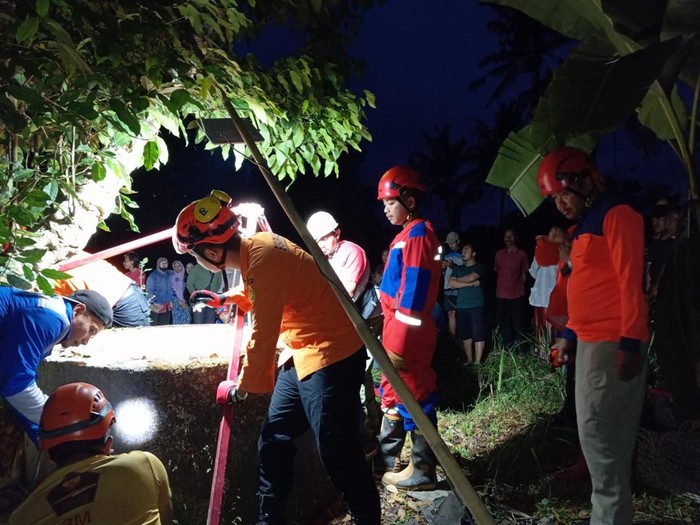 Petugas damkar saat melakukan evakuasi seorang lansia yang tercebur sumur di Nglegi, Patuk, Gunungkidul, Jumat (29/8/2025).