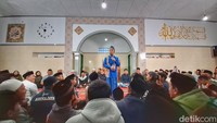 Lantunan surat Ar-Rahman dan Al-Waqiah bergema di area masjid sebelum kegiatan Gebrag (gerakan berbagi) subuh yang dilakukan CT Arsa Foundation. Kemudian acara semakin meriah kala ustaz Maulana mengisi tausiah dengan gayanya yang jenaka.